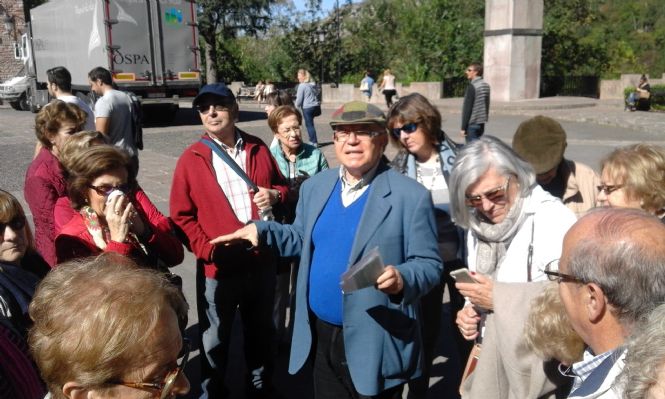 Jos Luis Prado guiando la visita a la Bsilica de Covadonga