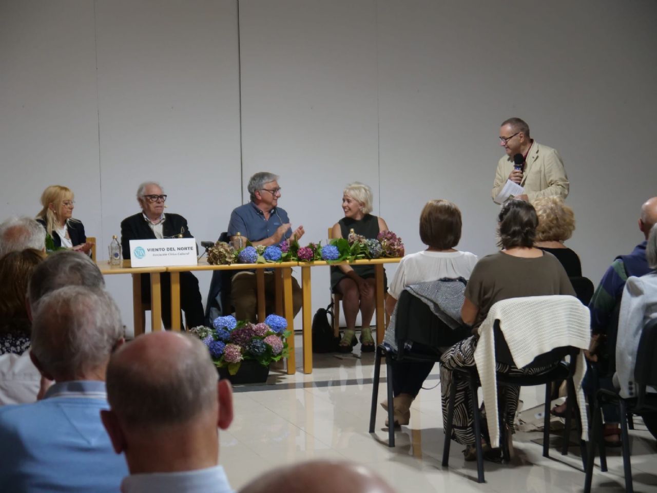 Coloquio en el Liceo de Luarca actividad conjunta con Viento del Norte 1