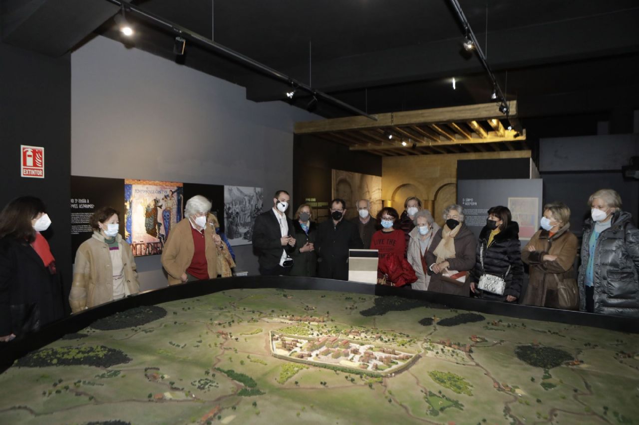 Socios de Tribuna en la visita a la exposicin Camino Primitivo. Oviedo