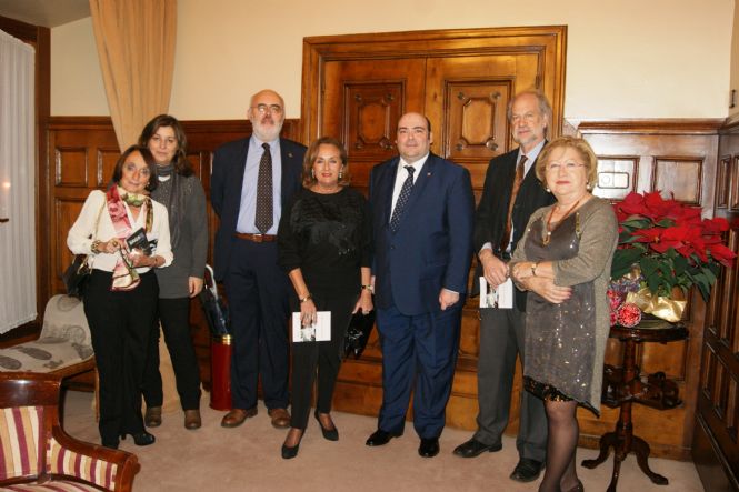 Miembros de Tribuna Ciudadana y el Alcalde de Oviedo