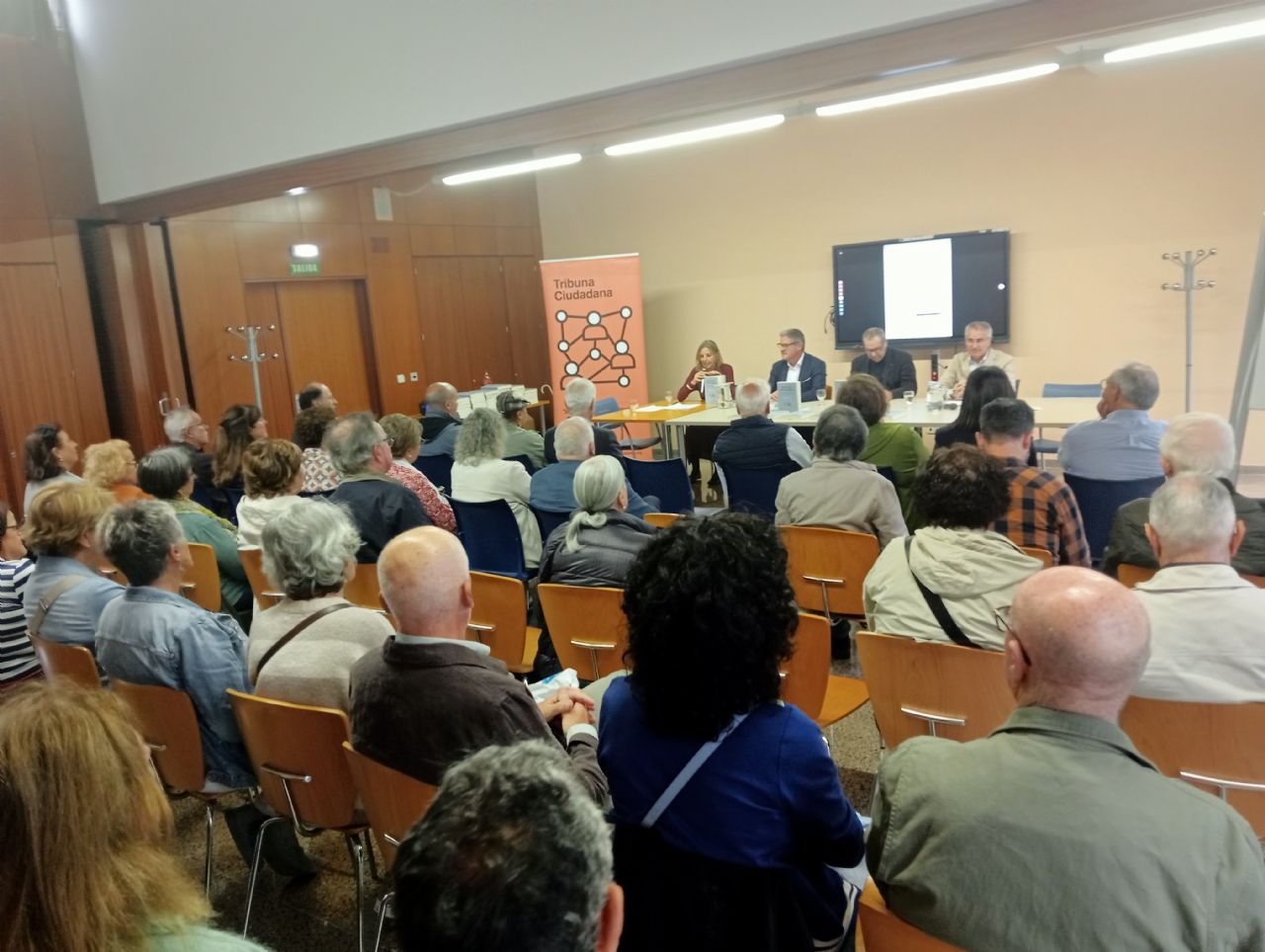 P�blico asistente a la presentaci�n Experiencia en los renglones