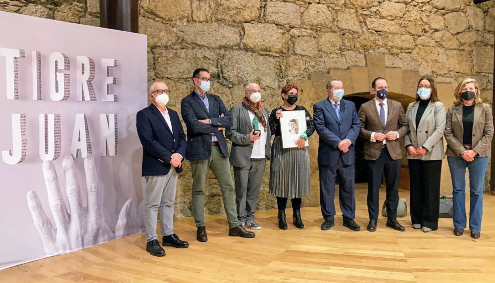 Autoridades con ganador y finalista del Tigre Juan 2021