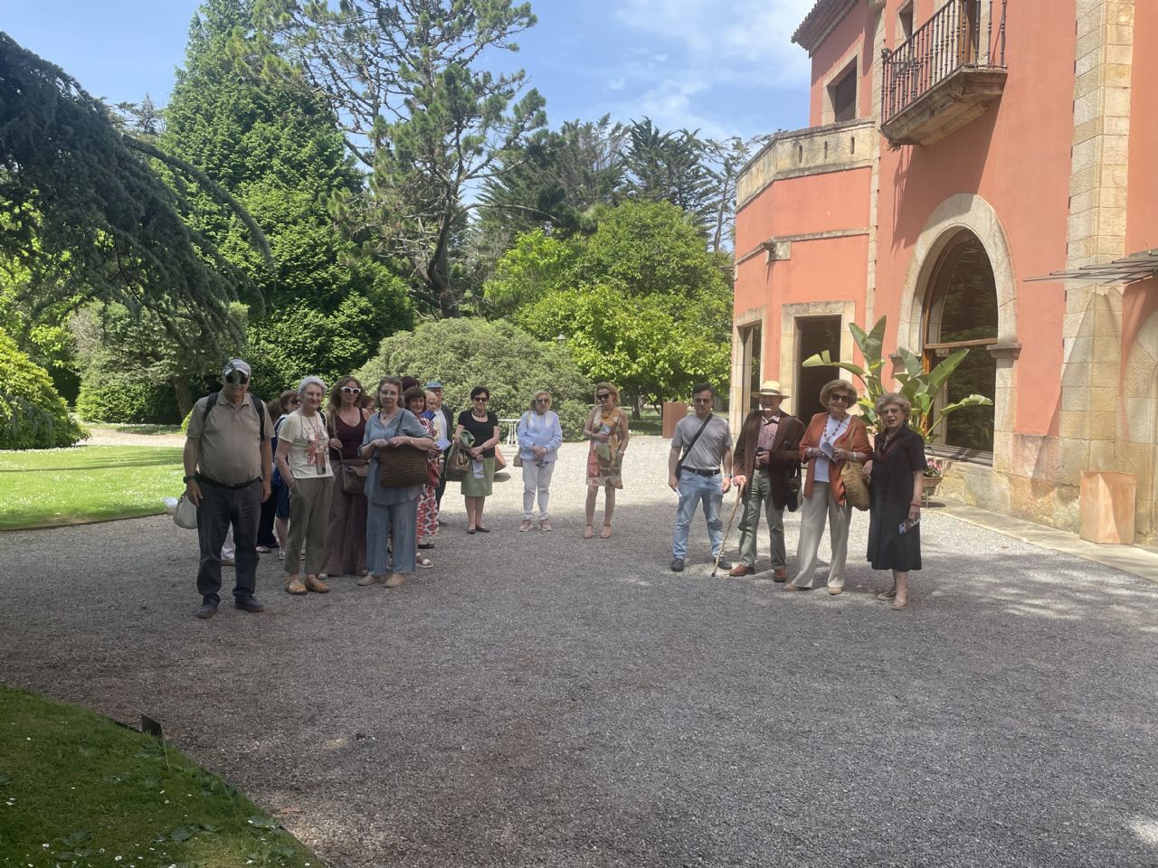 Participantes en  la visita al Museo Fundaci�n Evaristo Valle