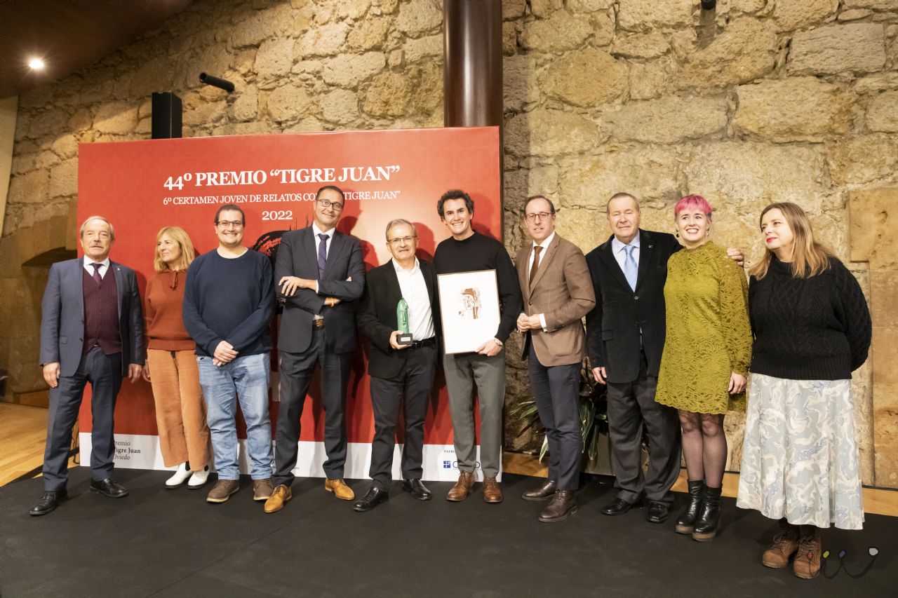Luis Rodrguez y Mario Aznar con concejales del Ayuntamiento de Oviedo