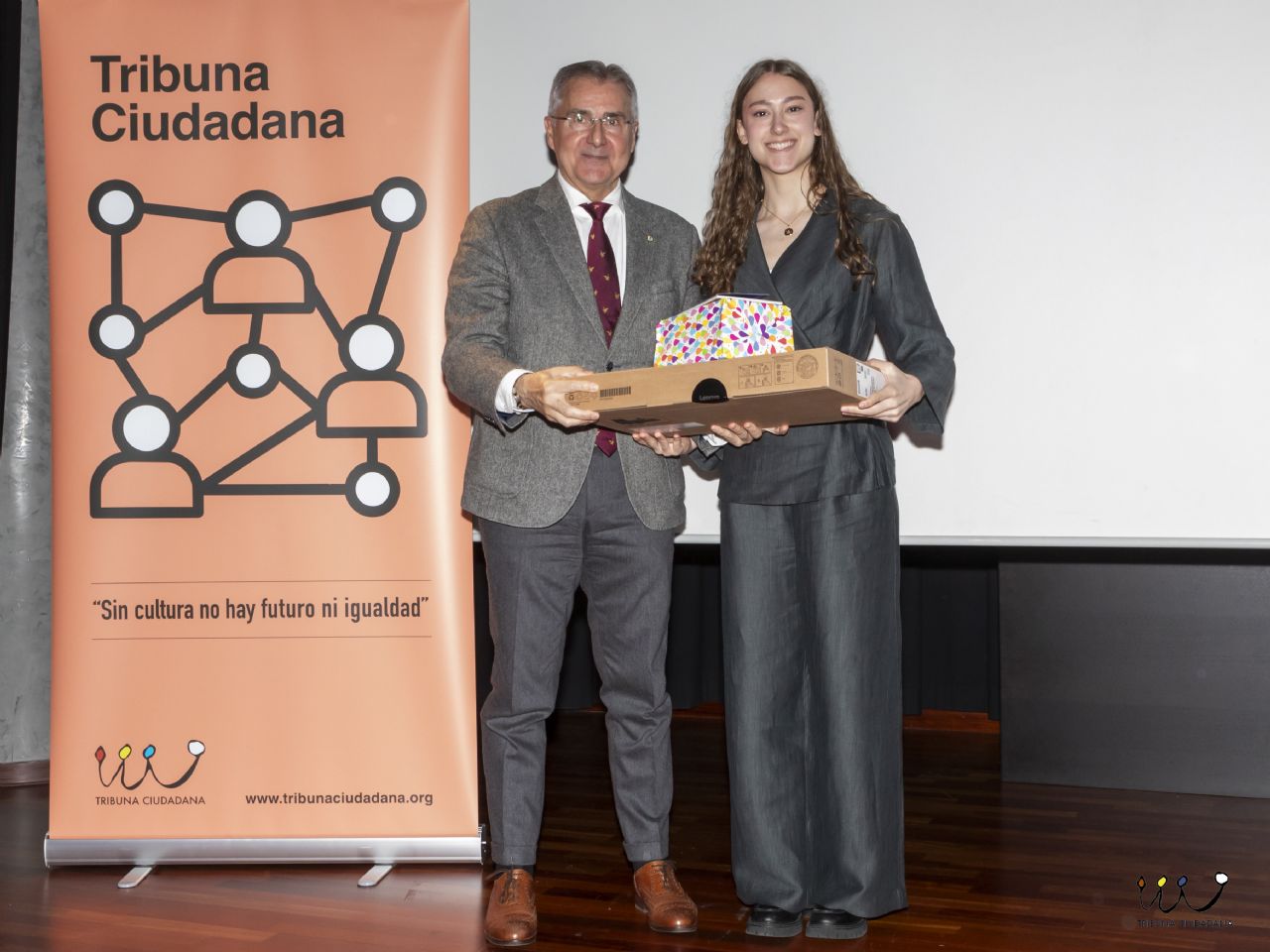 Adriana Mart�nez Hurtado ganadora Virtus de las Artes y Carlos Si�eriz, Director General de la Fundaci�n Cajastur
