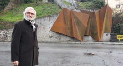 fernando Alba frente a su escultura en Cangas de Narcea