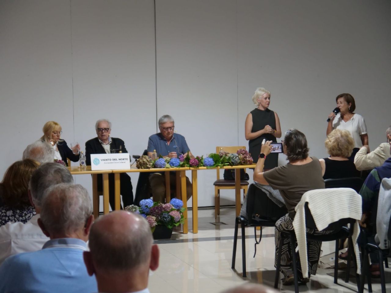 Coloquio en el Liceo de Luarca actividad conjunta con Viento del Norte