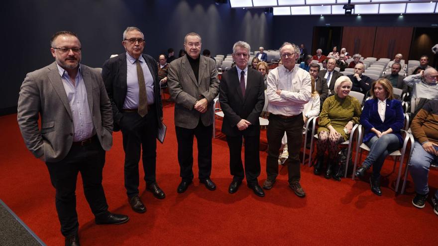 Por la izquierda, Joel Garca, Miguel Casariego, Pedro Snchez Lazo, Antonio Surez y Jos Antonio Ballesteros, en el Club LA NUEVA ESPAA. | LUISMA MURIAS