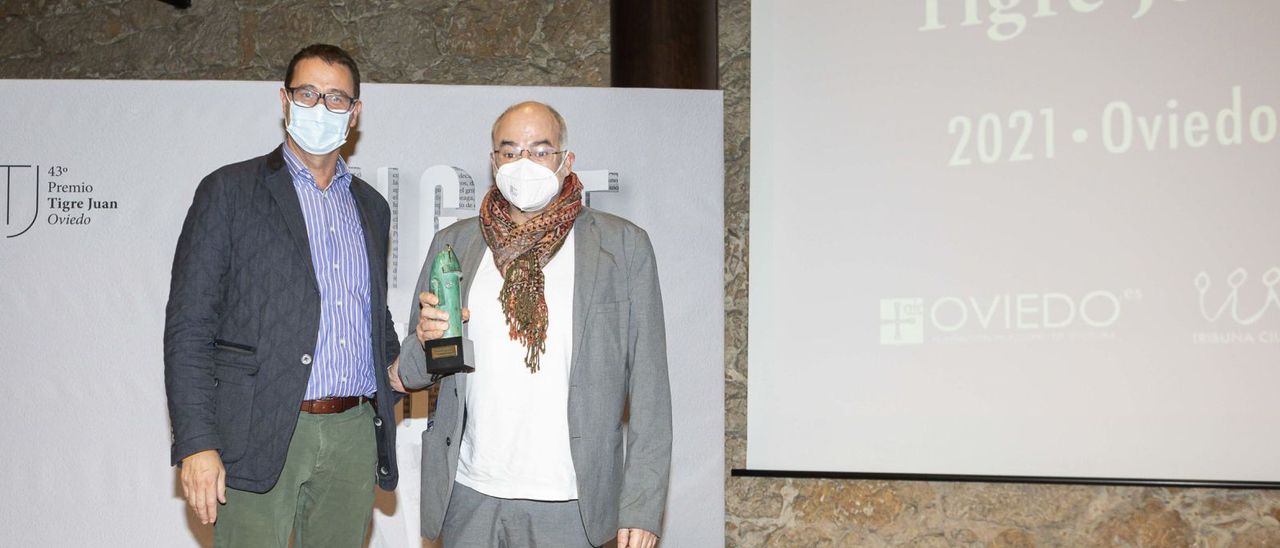 José Luis Costillas, Presidente de la Fundación Municipal de Cultura de Oviedo  y Guillem Martínez, ganador de la 43 edición del Tigre Juan