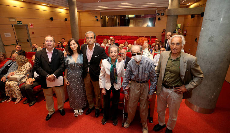 Pedro Sánchez Lazo, Barbara Fernández, Ignacio Álvarez-Buylla, los hermanos de Lola Mari y Ricardo,  Lucio y Martín Caicoya