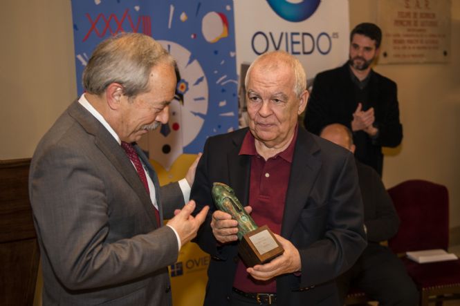 Wenceslao López entrega el Premio Tigre Juan 2016 a Gonzalo Hidalgo Bayal